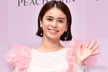佐藤晴美、ヘソ出しショートパーカーから美腹筋チラリ「異次元のスタイル」「おしゃれ上級者」と反響 画像