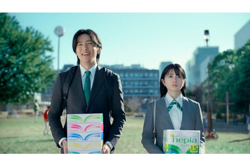 Snow Man目黒蓮＆桜田ひより、現代っ子の一言に思わずフリーズ「ネピア」新CMで営業役 画像