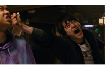 大きく拳を振る鈴鹿央士ほか、見上愛＆菅生新樹らメインキャスト捉える Netflixシリーズ「喧嘩独学」場面写真 画像