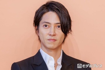 山下智久、コンビニ降臨ショット公開「隠し切れないオーラ」「どの角度もカッコいい」と反響 画像