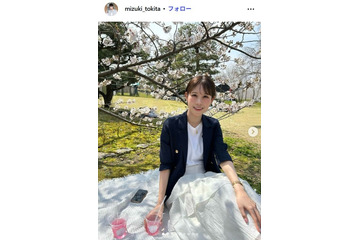 美人気象キャスター、色白美脚際立つミニ丈姿に熱視線「絵になる」「理想の脚線美」 画像