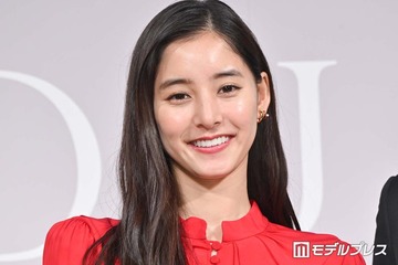 中島裕翔＆新木優子、電撃結婚にトレンド入りの反響「作画が同じすぎる」新木の直筆署名も話題「美文字」 画像
