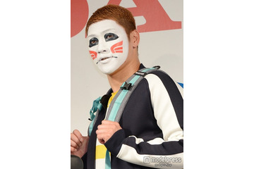 ゴールデンボンバー樽美酒研二、腹筋際立つ上裸姿でのレコーディング風景公開「バキバキでカッコいい」 画像