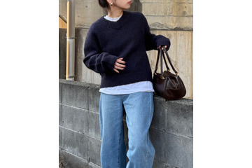 ネイビー×ブラウンで即おしゃれ。ZARAの優秀ニットでつくるこなれ配色の着こなし【40代の毎日コーデ】 画像