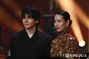 戸田恵梨香、生田斗真にエスコートされレッドカーペット降臨 美背中輝く華やかゴールドドレス姿【地獄に堕ちるわよ】 画像