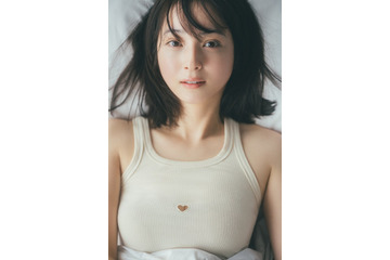 佐々木希、デビュー20周年記念し10年ぶりのカレンダー決定 “目が合いすぎる”コンセプトに撮影 画像