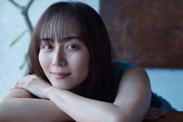 比嘉愛未、仕事論・恋愛観・年齢…本音綴ったエッセイ集刊行決定 “故郷”沖縄の思い出の地で撮影も「本当の自分に向き合ってみた記録です」 画像