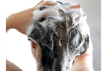 49歳、更年期世代の「頭皮かゆみ」問題。乾燥シーズンに投入して正解だった、低刺激な「お守りシャンプー」の正体 画像