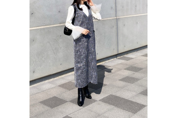 一枚でこなれる。ツイード素材のジャンパースカートを主役にした春のきれいめモノトーン【40代の毎日コーデ】 画像