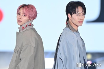 超特急シューヤ＆マサヒロ“チャーはん”コンビ、春っぽコーデでペアランウェイ 背中合わせに黄色い歓声【ガルアワ2026SS】 画像