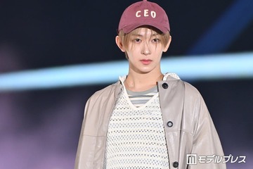 MAZZEL・NAOYA、笑顔封印ランウェイ キャップ×メッシュトップスが可愛い【ガルアワ2026SS】 画像