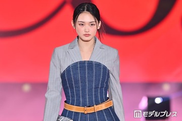 櫻坂46山崎天、ジャケットに重ね着 異色コーデ着こなす【ガルアワ2026SS】 画像