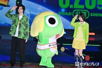 あの＆霜降り明星・粗品、“そしあの”が「ガルアワ」サプライズ登場 ケロロ軍曹風の緑コーデで仲良くランウェイ【ガルアワ2026SS】 画像