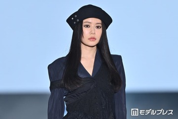 なごみ、レースタイツから美脚のぞく オーラ放つ全身ブラックコーデ【ガルアワ2026SS】 画像