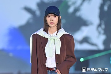 井桁弘恵、ジャケット×デニムの“ドレカジ”スタイルでクールにランウェイ「着こなし可愛い」「真似したい」と反響【ガルアワ2026SS】 画像