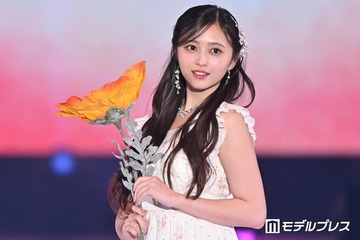 乃木坂46井上和、ノースリワンピで夏先取り 華やかオーラ放つ【ガルアワ2026SS】 画像