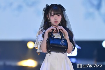 MINAMI、ミニ丈オフショルワンピで美肩＆美脚全開 大ぶりリボンハーフツインがキュート【ガルアワ2026SS】 画像