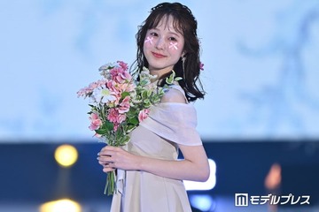 本田紗来、美肩＆美脚輝くミニ丈ワンピ姿に視線集中「透明感すごい」「理想のスタイル」【ガルアワ2026SS】 画像