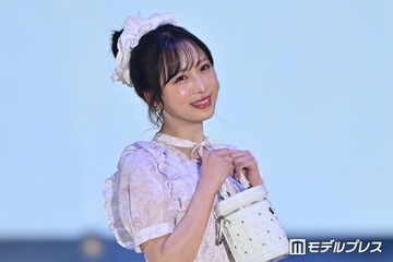 AKB48小栗有以、胸元リボンがキュートな華やかワンピ着こなし お団子ヘア×シュシュで甘さ全開【ガルアワ2026SS】 画像