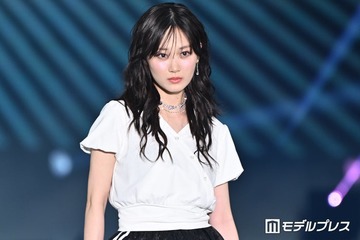 山下美月、Vネックで美デコルテ輝く ウェービーヘアが可愛い【ガルアワ2026SS】 画像