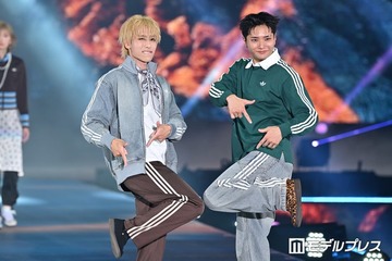 OWV中川勝就＆浦野秀太、ランウェイ登場でラインパンツアピール 仲良くポーズ披露【ガルアワ2026SS】 画像