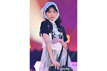 カジサック長女・梶原叶渚、ロックTシャツ×レースバブーシュカで甘辛MIXな着こなし スラリ美脚のぞく【ガルアワ2026SS】 画像