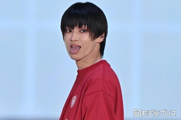 松本怜生、前髪下ろしたモードヘア 舌ペロで歓声誘う「カッコよすぎ」「見惚れた」【ガルアワ2026SS】 画像