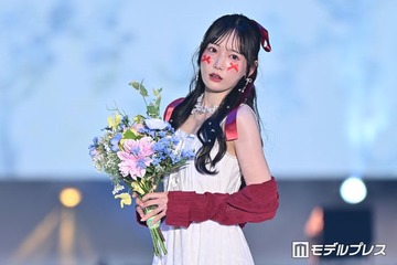 ≠ME鈴木瞳美、カーディガンから美肩チラ見せ リボンメイクがキュート【ガルアワ2026SS】 画像