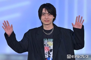 豊田裕大、 黄色い歓声に笑顔でお手振り ジャケット×プリントTシャツで遊び心溢れる着こなし【ガルアワ2026SS】 画像