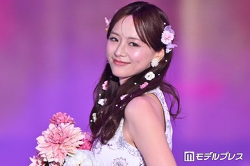 森香澄、お花たっぷりヘアがキュート 甘めワンピコーデに「妖精さんみたい」「可愛すぎる」と絶賛の声【ガルアワ2026SS】 画像