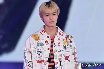 奥野壮、プリントジャケット姿でランウェイ 鮮やかアイテムも難なく着こなす【ガルアワ2026SS】 画像