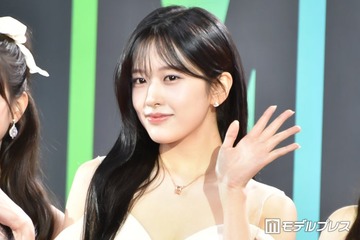 IVEユジン、美脚際立つミニスカショット絶賛の声「どの角度も美しすぎる」「メガネ姿新鮮」 画像