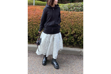 かなり使える【ユニクロ】スウェットパーカ。白スカートを合わせた大人の春の甘辛MIX【40代の毎日コーデ】 画像