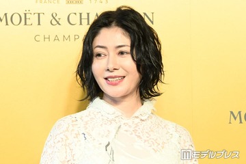 真木よう子「母とはなんぞや…」顔に0歳娘の脚乗るショット公開「むちむちあんよが可愛い」「赤ちゃんあるある」と話題 画像