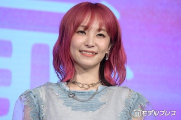 LiSA、苺モチーフのミニ丈衣装×ニーハイソックスで美脚スラリ「脚めっちゃ綺麗」「苺の妖精みたい」の声 画像