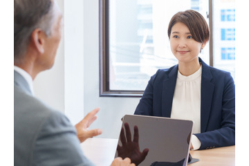 年上の部下に「遠慮」しすぎていませんか？関係をこじらせない「役割で伝える」会話術 画像