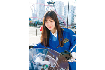 日向坂46小坂菜緒、白バイ隊員姿で劇場版コナンの聖地巡礼「週刊少年サンデー」表紙登場 画像