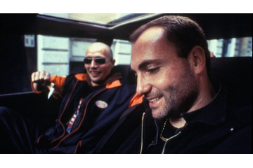 マッツ・ミケルセン、初ギャラは「安い自転車を」スキンヘッドにタトゥーの強烈なスクリーンデビュー『プッシャー』本編映像 画像