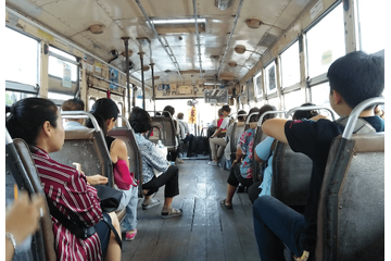 「降車ボタンが壊れてる！」タイの路線バスで遭遇した“斬新なアイディア”とは 画像