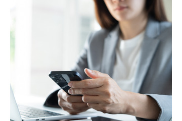 若手が「電話を嫌がる」のはなぜ？職場の世代間ギャップに悩む上司がわかっていない「若者特有の心理」とは 画像