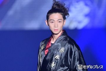 実写映画「ブルーロック」出演話題の俳優、誕生日に幼少期ショット公開「小さい頃から整ってる」「目元が同じだ」 画像