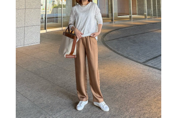 白ロンＴはスラブ素材で表情豊かに。×キャメルパンツを合わせた軽やかスタイル。【40代の毎日コーデ】 画像