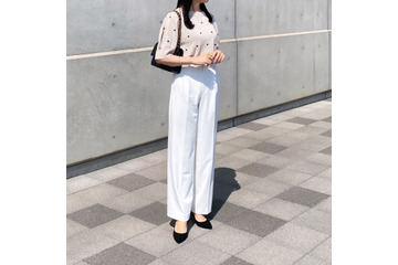 ドット柄×【ユニクロ】白パンツ。初夏に映える爽やかな着こなし【40代の毎日コーデ】 画像