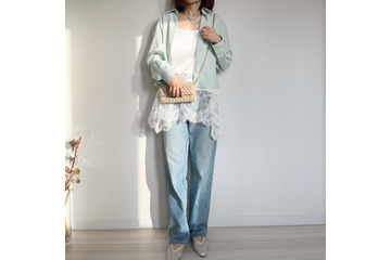 今季注目のミントを【ユニクロ】定番シャツで。ボタンを閉めても羽織ってもサマになる一枚とは【40代の毎日コーデ】 画像