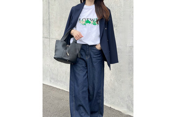 品格が出る【ネイビーのダブルジャケット】。ロゴT×ワイドデニムに羽織った知的でカジュアルな着こなし【40代の毎日コーデ】 画像
