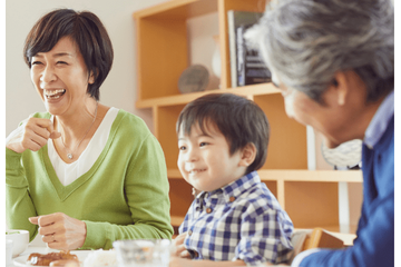 少しぎこちない祖父と6歳の孫。すると「なんで…」お笑い番組を見た孫の鋭い一言に「心がほっこり」 画像
