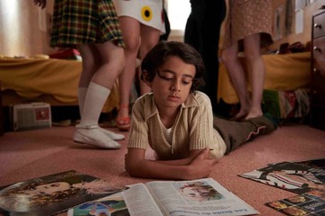 推しの“幸運の歯＝すきっ歯”をまねっこ？『ママと神さまとシルヴィ・バルタン』人気絶頂のアイドルに出会う本編映像 画像