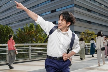 岡田准一、マック「プレミアムローストアイスコーヒー」新CMにサラリーマン役で登場 名曲「TOKIO」に乗せ華麗なステップ披露 画像