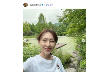 中山秀征の妻・白城あやか、長男＆三男との3ショットに反響 母の日プレゼントも公開「お父さんの面影がすごい」「2人とも背が高い」 画像