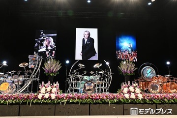 LUNA SEAドラマー真矢さん「お別れの会」に約1000人参列 祭壇には3つのドラム並ぶ 画像